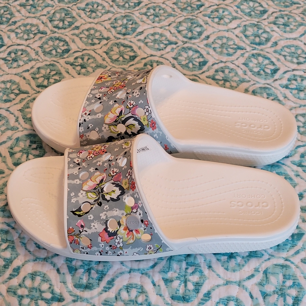 NWOB womens RARE Vera Bradley crocs size 9. White with pretty floral print!